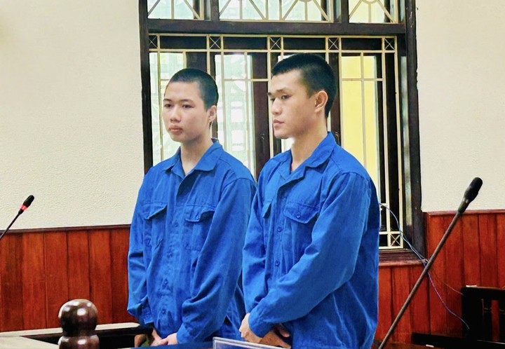 Đỗ Trung Hoàng và Trần Trọng Đạt tại phiên tòa xét xử. (Ảnh: Nhật Linh)