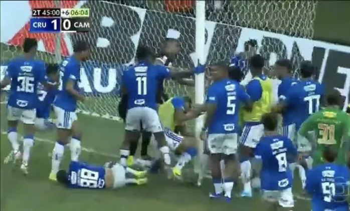 Cầu thủ đôi bên lao vào hỗn chiến