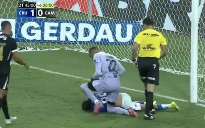 Thủ môn Everson hét lớn vào tai Christian đang nằm sân vì chấn thương