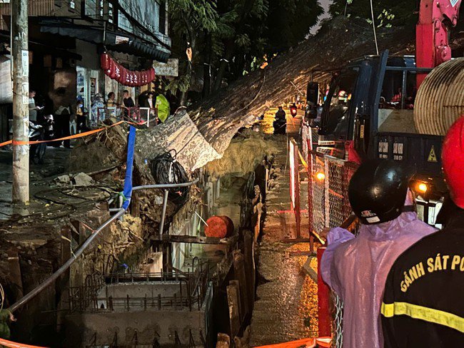 Cây cổ thụ trung tâm Đà Nẵng ngã đổ, nghi do đào đường