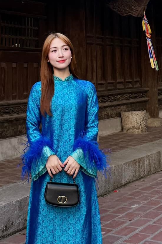 Chiếc Dior Small 30 Montaigne Avenue giá khoảng 85 triệu đồng được Hòa Minzy diện một lần chụp hình, kết hợp cùng áo dài.