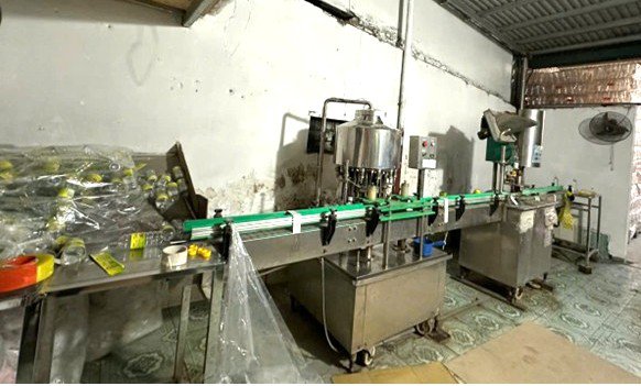 Day chuyền sản xuất dấm giả của Vũ Văn Dũng. Ảnh: Công an tỉnh Ninh Bình.