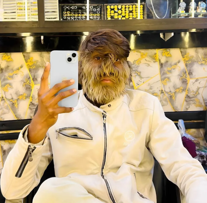 Lalit tự tin vào ngoại hình và trở thành một người có sức ảnh hưởng trên mạng xã hội. Ảnh: Thesun