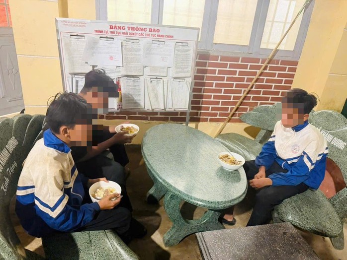 Lực lượng Công an xã Ea Trang đưa các em về trụ sở để ăn uống, nghỉ ngơi