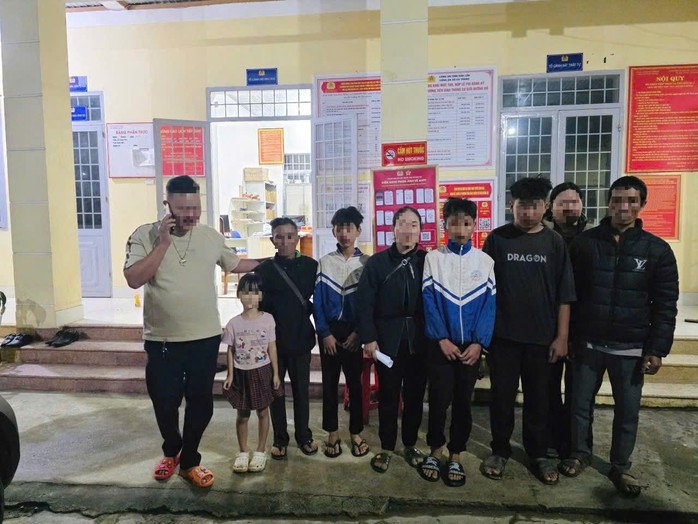 Gia đình tới cơ quan công an đón các em về nhà