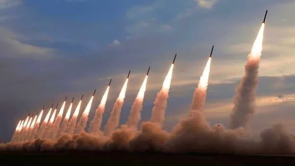 Iran phóng 10 tên lửa mang đầu đạn nặng hơn 1 tấn về phía Israel - 1