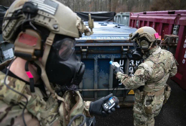 Binh lính Mỹ sử dụng các công cụ phát hiện vật liệu hạt nhân trong một cuộc tập trận. (Nguồn: Quân đội Mỹ)