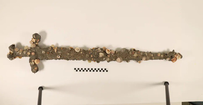 Thanh kiếm Thập tự chinh được phát hiện bên bờ Địa Trung Hải là một báu vật khảo cổ rất có giá trị - Ảnh: ĐẠI HỌC HAIFA