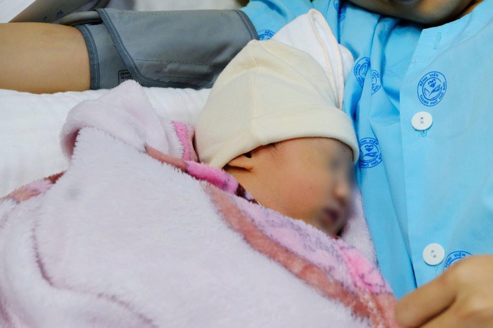 Em bé chào đời trong vòng tay yêu thương của người mẹ