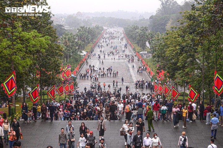 Người dân đổ về Đền Hùng dâng hương. (Ảnh: Ngọc Bảo)