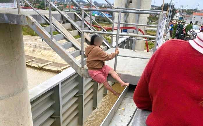 Hiện trường nơi người phụ nữ có ý định nhảy cầu tự tử