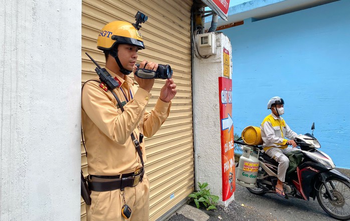 CSGT TPHCM ghi hình vi phạm đường sắt, người dân hết viện lý do