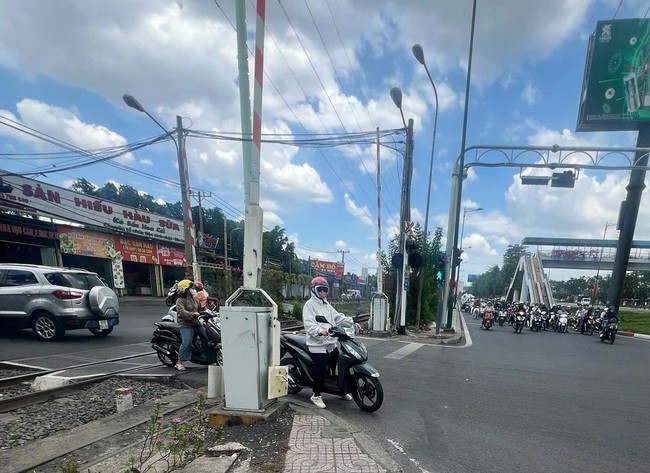 Dừng xe máy trong phạm vi hành lang đường sắt, nhiều người bị xử lý.