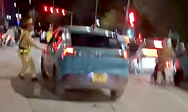 Tối 9/3, tại khu vực Phúc La - Đa Sỹ (Hà Nội), một tài xế taxi vi phạm nồng độ cồn ở mức cao, có thái độ thiếu hợp tác khi lực lượng chức năng lập biên bản xử lý.