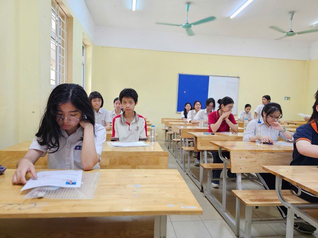 Thí sinh dự thi vào lớp 10 THPT công lập tại Hà Nội năm ngoái.