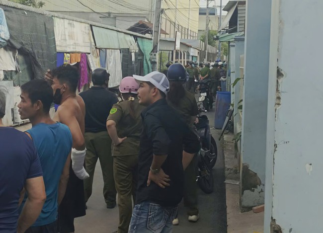 Người dân theo dõi vụ việc