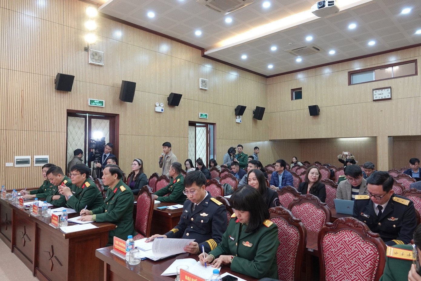 Quang cảnh buổi gặp mặt báo chí do Bộ Quốc phòng tổ chức, sáng 10/3.