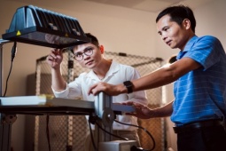 Startup từ phòng lab VinUni phát triển “bộ não” điều phối mạng lưới sạc xe điện