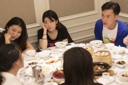 Bị ép bao cả buổi họp lớp vì giàu, tôi đứng lên trả phần mình rồi đi về khiến tất cả sững sờ