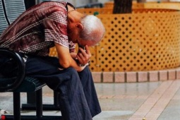 Về già mới mang 2 căn nhà tìm con để bù đắp, người cha nhận cái kết đắng ngắt