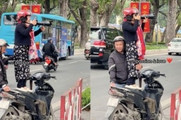 Clip cụ ông dựng xe máy giúp vợ chụp ảnh 'với cả bầu trời cưng chiều' gây sốt