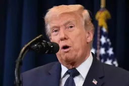 Tổng thống Trump nói Lãnh tụ tối cao Iran ‘khó sống yên’, Tehran cảnh báo đanh thép