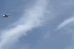 Xuất hiện video tiêm kích chiến đấu phóng tên lửa trên bầu trời Dubai