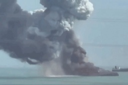 VIDEO: Tàu Iran bốc cháy dữ dội tại cảng chiến lược Bandar Abbas