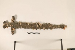 Đuổi trộm ngoài bờ biển, cậu sinh viên nhặt được báu vật