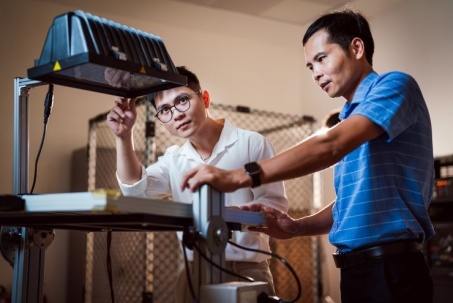 Startup từ phòng lab VinUni phát triển “bộ não” điều phối mạng lưới sạc xe điện