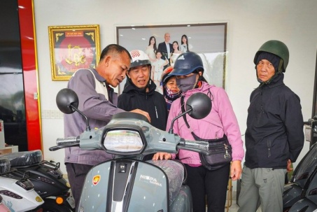 Giá xăng tăng cao, nhiều người đổ xô tìm mua xe điện