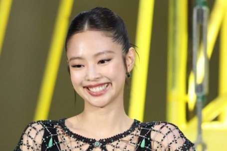 Jennie mặc như không bên dàn sao show Chanel