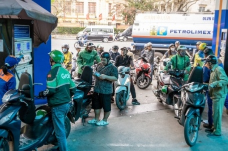 Đổ xăng sáng sớm 'để được nhiều hơn': Sự thật hay lời đồn?