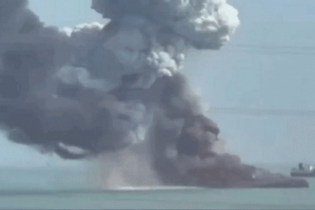 VIDEO: Tàu Iran bốc cháy dữ dội tại cảng chiến lược Bandar Abbas