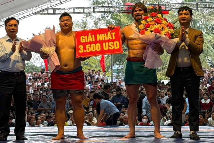 Thế Cử (bên trái) là một trong số các đô chơi nhiều giải hội làng nhất đầu năm âm lịch 2026