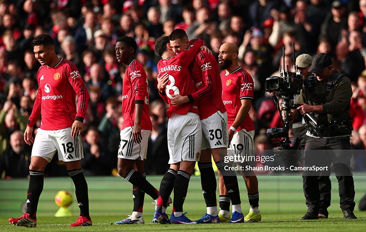 Carrick giúp MU cải thiện phong độ khi đưa Fernandes trở lại vị trí số 10