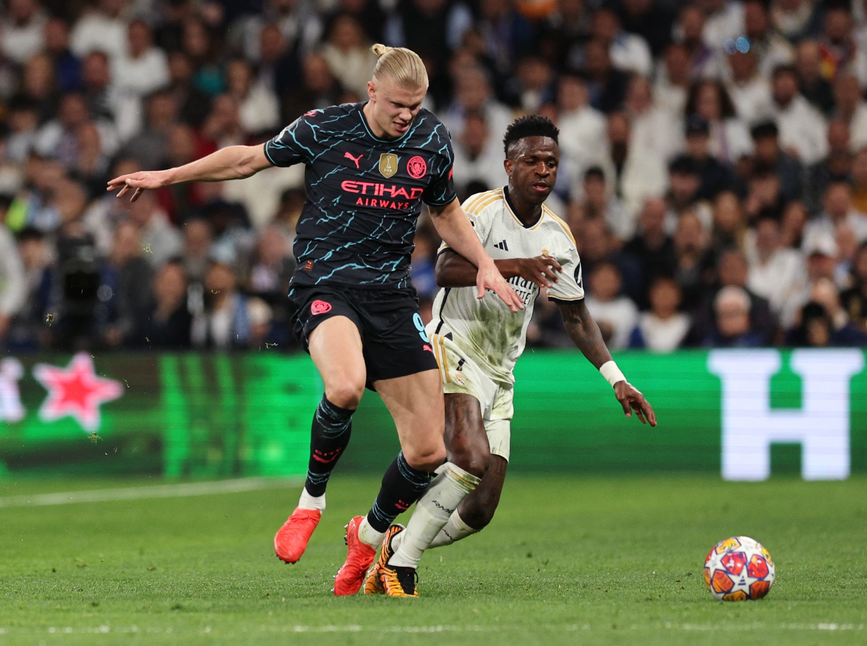 Người hâm mộ chờ đợi màn so tài của các siêu sao mà hai đội đang sở hữu