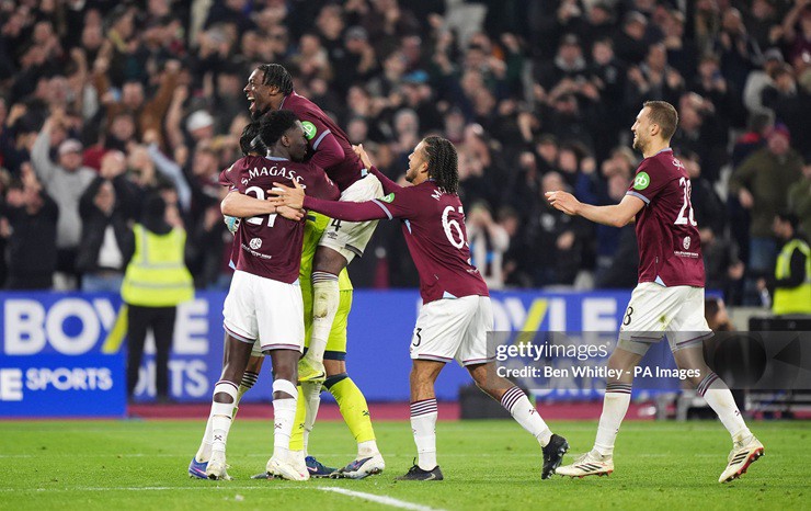 West Ham ăn mừng sau khi giành vé&nbsp;vào tứ kết FA Cup