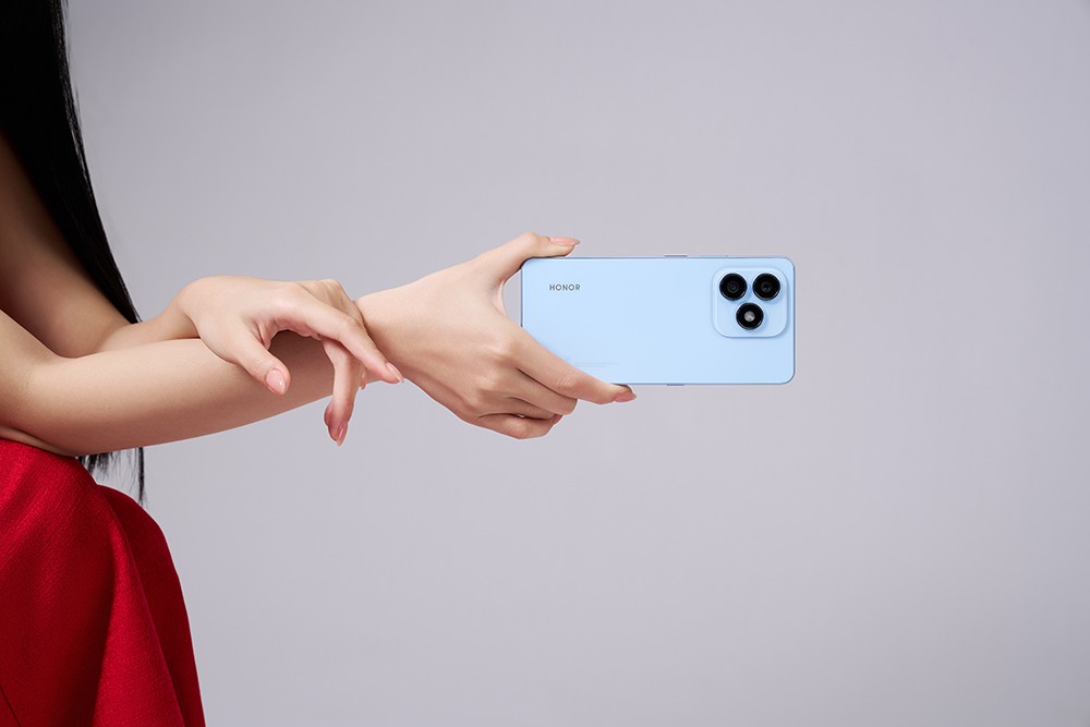 Thiết kế bền bỉ đạt chuẩn 5 sao SGS Thụy Sĩ và kháng nước IP65 giúp HONOR X8d vững vàng trước những va chạm trong sinh hoạt hằng ngày