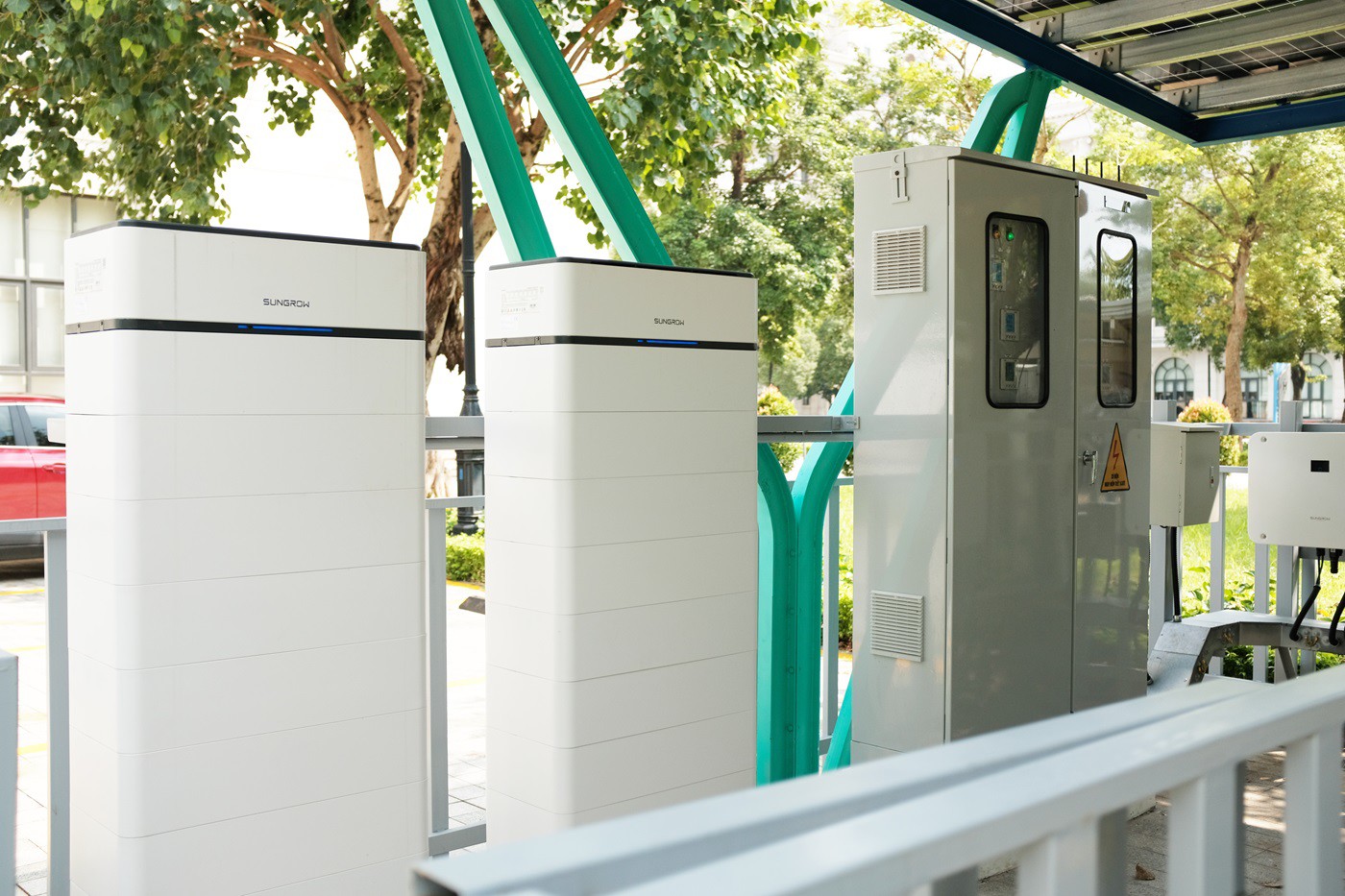 Hệ thống pin trữ điện và hộp điều khiển trung tâm của trạm sạc