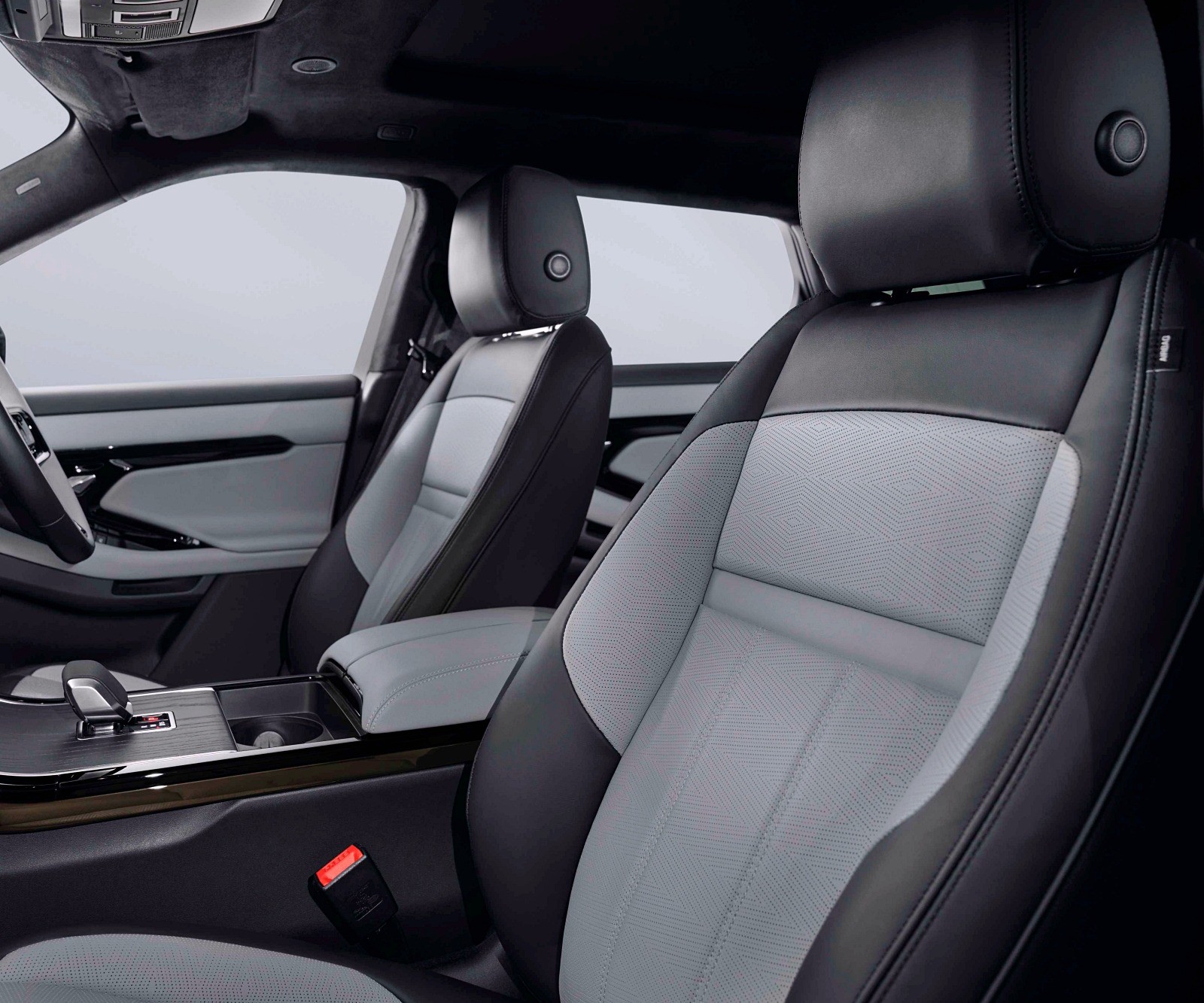 Range Rover Evoque gây ấn tượng với tùy chọn động cơ Plug-in Hybrid (PHEV) tại Việt Nam.