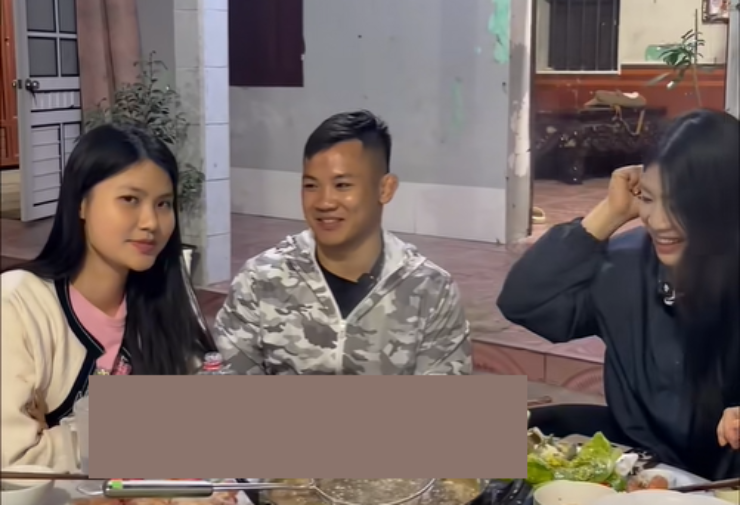 Anh Thơ (bên phải) tiếp đồ ăn cho Hồng Sơn (giữa), bà xã Sơn (bên trái) liền xuất hiện