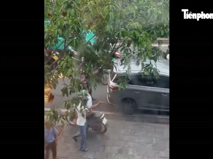 Va quẹt giao thông, rượt đuổi 'đánh hội đồng' tài xế ô tô ở TPHCM