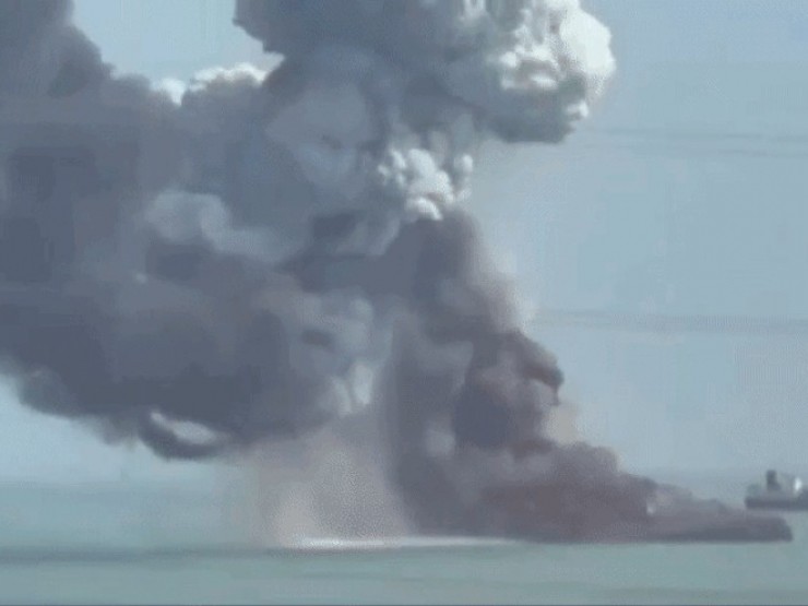 VIDEO: Tàu Iran bốc cháy dữ dội tại cảng chiến lược Bandar Abbas