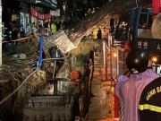 Cây cổ thụ bật gốc giữa đêm ở Đà Nẵng, nghi do đào đường