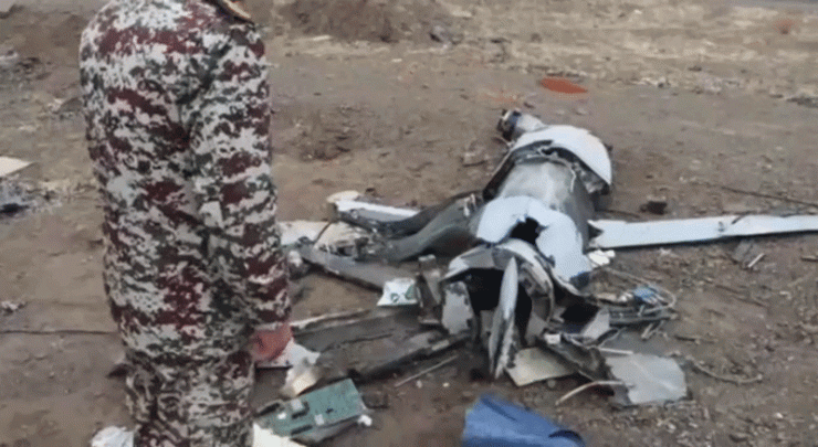 Các hình ảnh và đoạn video lan truyền trên mạng xã hội cho thấy nhiều mảnh vỡ được cho là của tên lửa hành trình tàng hình AGM-158 JASSM nằm rải rác trên địa bàn tỉnh Markazi của Iran.