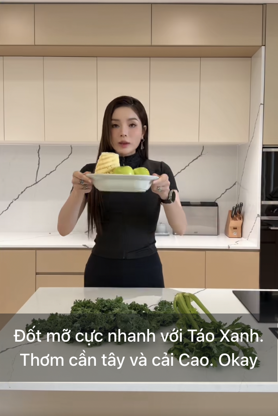Công thức sinh tố của Kỳ Duyên chứa cần tây hay cải kale, đều có nhiều chất xơ giúp no lâu, cải thiện tiêu hóa, sau những ngày Tết ăn uống nặng bụng.