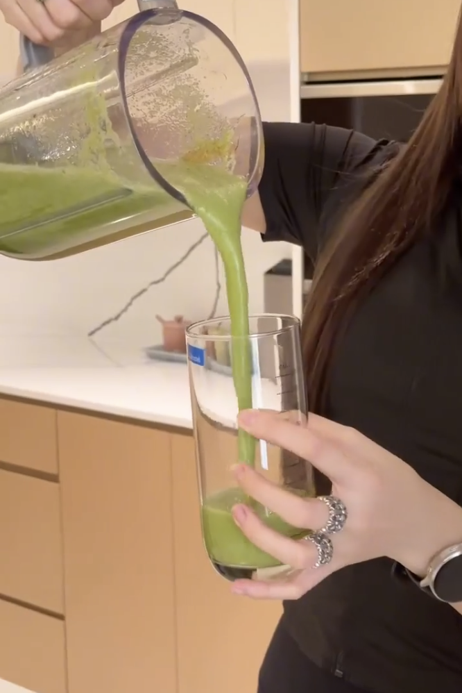 Hoa hậu quê Ninh Bình khoe body quyến rũ trong váy cut-out, hé lộ 2 bí quyết giảm cân sau Tết - 10