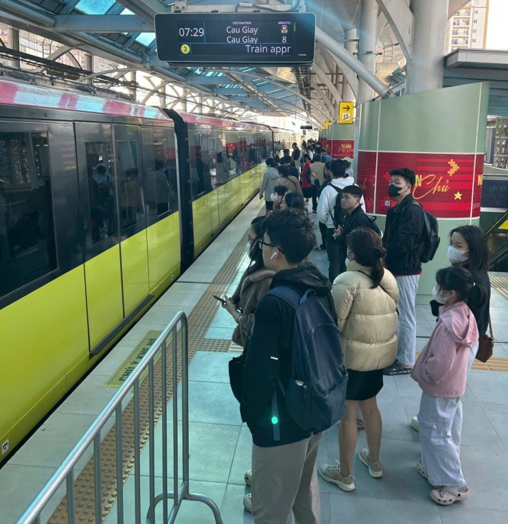 Đường sắt đô thị trở thành lựa chọn của nhiều người dân Hà Nội khi muốn giảm chi phí đi lại trong bối cảnh giá nhiên liệu leo thang.