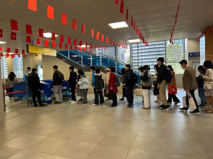 Người dân xếp hàng dài đi đường sắt đô thị Nhổn - Ga Hà Nội.&nbsp;